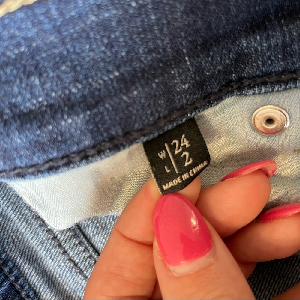 Abercrombie and Fitch Mid Rise Medium Wash Short size 24, excellent cond… - Picture 3 of 3